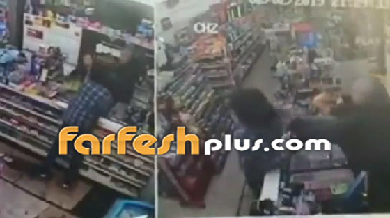 امرأة تنهال بالضرب المبرح على لص حاول سرقة محلها باستخدام موزة! صورة رقم 4