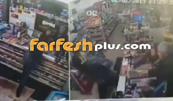 امرأة تنهال بالضرب المبرح على لص حاول سرقة محلها باستخدام موزة! صورة رقم 7