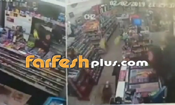امرأة تنهال بالضرب المبرح على لص حاول سرقة محلها باستخدام موزة! صورة رقم 8
