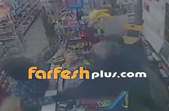 امرأة تنهال بالضرب المبرح على لص حاول سرقة محلها باستخدام موزة! صورة رقم 10