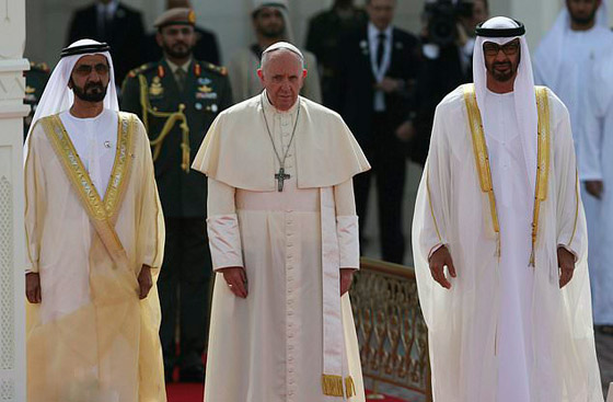 بداية مراسم القداس التاريخي والبابا وسط الألاف القادمين من مختلف الدول صورة رقم 4 بداية مراسم القداس التاريخي والبابا وسط الألاف القادمين من مختلف الدول صورة رقم 4
