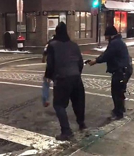 فيديو صادم.. حارس أمن يصعق زبون مطعم ويشعل النار بقدمه! صورة رقم 1 فيديو صادم.. حارس أمن يصعق زبون مطعم ويشعل النار بقدمه! صورة رقم 1