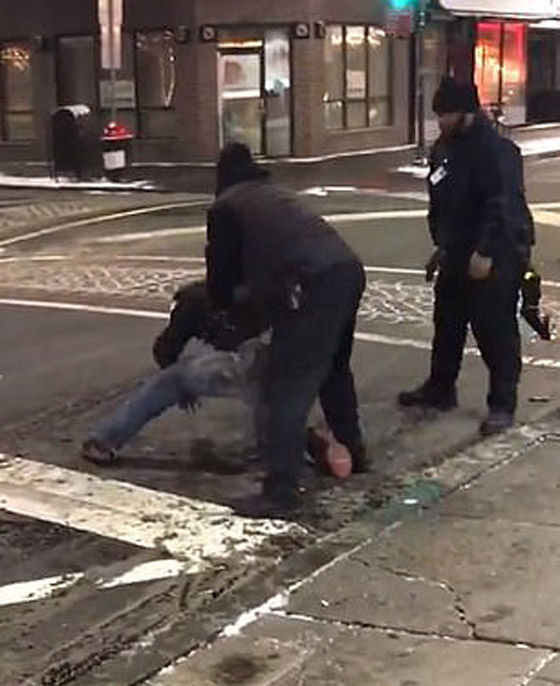 فيديو صادم.. حارس أمن يصعق زبون مطعم ويشعل النار بقدمه! صورة رقم 2 فيديو صادم.. حارس أمن يصعق زبون مطعم ويشعل النار بقدمه! صورة رقم 2