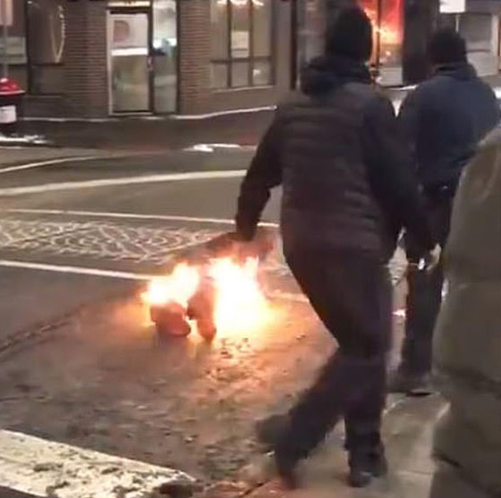 فيديو صادم.. حارس أمن يصعق زبون مطعم ويشعل النار بقدمه! صورة رقم 3 فيديو صادم.. حارس أمن يصعق زبون مطعم ويشعل النار بقدمه! صورة رقم 3