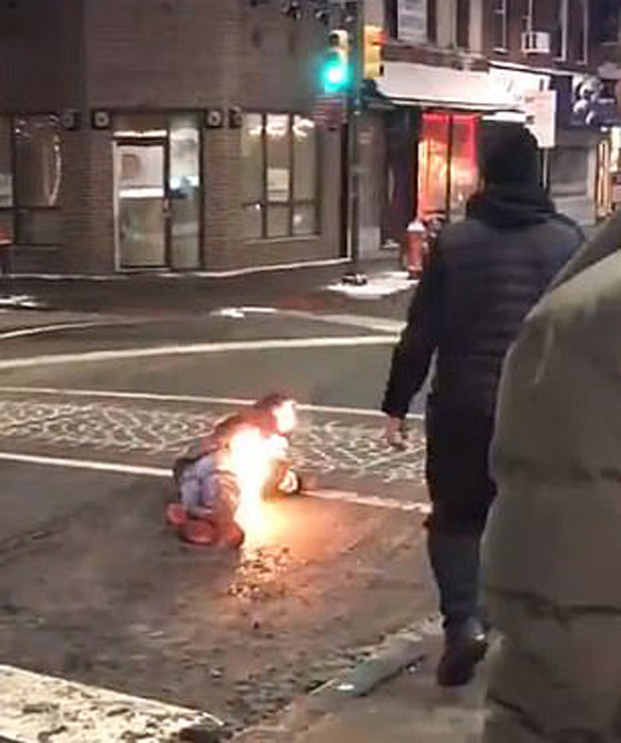 فيديو صادم.. حارس أمن يصعق زبون مطعم ويشعل النار بقدمه! صورة رقم 4 فيديو صادم.. حارس أمن يصعق زبون مطعم ويشعل النار بقدمه! صورة رقم 4