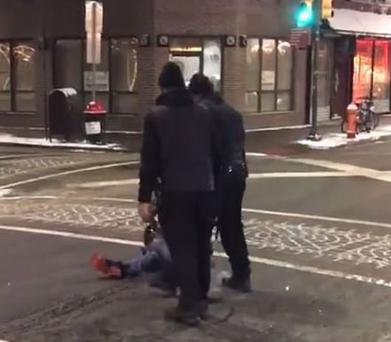 فيديو صادم.. حارس أمن يصعق زبون مطعم ويشعل النار بقدمه! صورة رقم 6 فيديو صادم.. حارس أمن يصعق زبون مطعم ويشعل النار بقدمه! صورة رقم 6