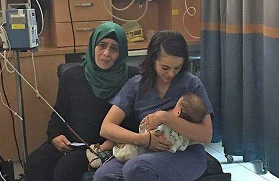صورة ممرضة إسرائيلية ترضع طفلا فلسطينيا تثير تفاعلا بين المغردين صورة رقم 8 صورة ممرضة إسرائيلية ترضع طفلا فلسطينيا تثير تفاعلا بين المغردين صورة رقم 8