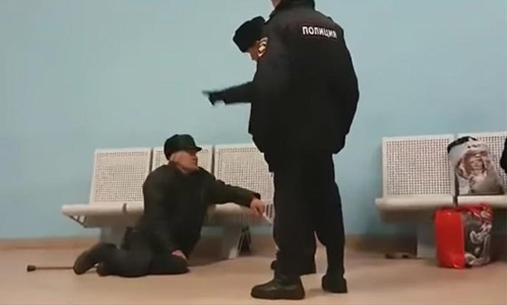 معاقبة ضابط شرطة روسي دفع عجوزا على الأرض وتعامل معه بقسوة! صورة رقم 1 معاقبة ضابط شرطة روسي دفع عجوزا على الأرض وتعامل معه بقسوة! صورة رقم 1
