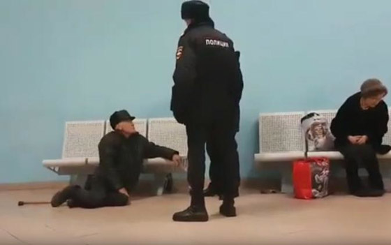 معاقبة ضابط شرطة روسي دفع عجوزا على الأرض وتعامل معه بقسوة! صورة رقم 3 معاقبة ضابط شرطة روسي دفع عجوزا على الأرض وتعامل معه بقسوة! صورة رقم 3