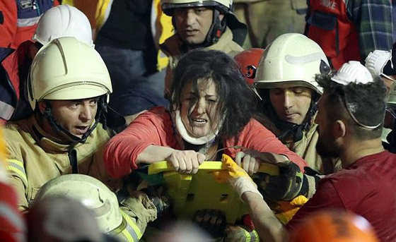 كارثة في إسطنبول: انهيار مبنى يترك قتلى وآخرين عالقين تحت الأنقاض! صورة رقم 4 كارثة في إسطنبول: انهيار مبنى يترك قتلى وآخرين عالقين تحت الأنقاض! صورة رقم 4