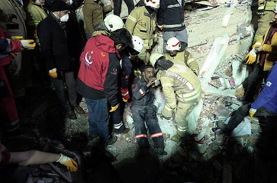 كارثة في إسطنبول: انهيار مبنى يترك قتلى وآخرين عالقين تحت الأنقاض! صورة رقم 8 كارثة في إسطنبول: انهيار مبنى يترك قتلى وآخرين عالقين تحت الأنقاض! صورة رقم 8
