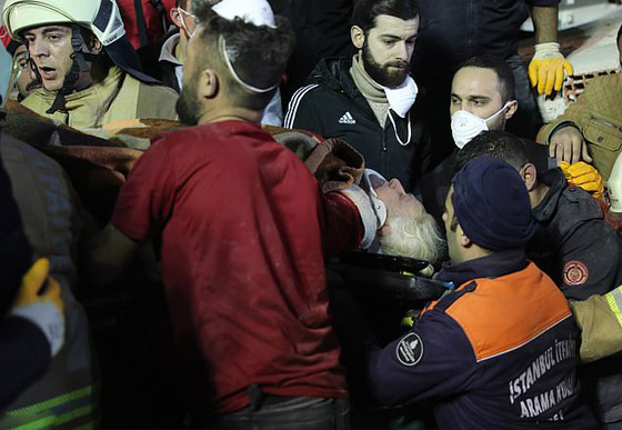 كارثة في إسطنبول: انهيار مبنى يترك قتلى وآخرين عالقين تحت الأنقاض! صورة رقم 10 كارثة في إسطنبول: انهيار مبنى يترك قتلى وآخرين عالقين تحت الأنقاض! صورة رقم 10