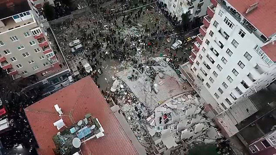 كارثة في إسطنبول: انهيار مبنى يترك قتلى وآخرين عالقين تحت الأنقاض! صورة رقم 15 كارثة في إسطنبول: انهيار مبنى يترك قتلى وآخرين عالقين تحت الأنقاض! صورة رقم 15