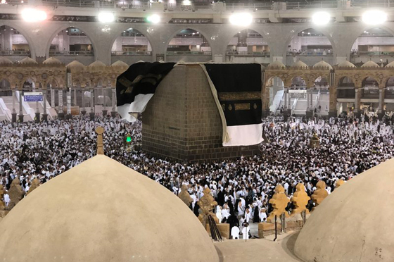 تعرفوا الى 3 نساء كسون الكعبة على مر التاريخ..! صورة رقم 2 تعرفوا الى 3 نساء كسون الكعبة على مر التاريخ..! صورة رقم 2