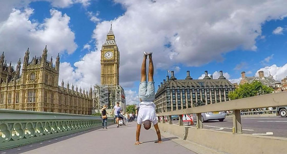 صور غريبة: العُماني فهد العبري يسافر حول العالم واقفا على يديه رأسا على عقب! صورة رقم 1