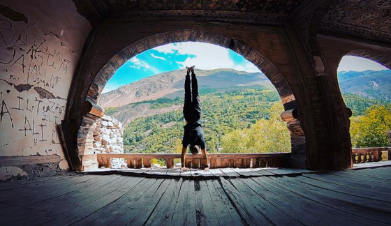 صور غريبة: العُماني فهد العبري يسافر حول العالم واقفا على يديه رأسا على عقب! صورة رقم 5