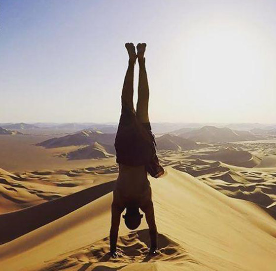 صور غريبة: العُماني فهد العبري يسافر حول العالم واقفا على يديه رأسا على عقب! صورة رقم 6