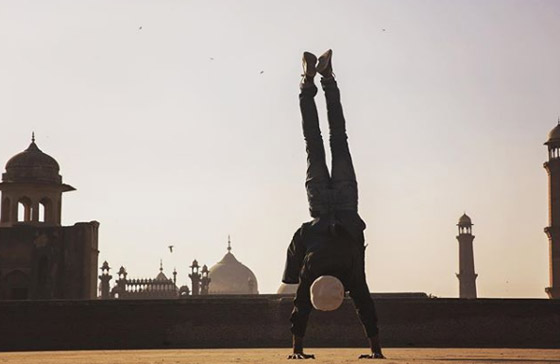 صور غريبة: العُماني فهد العبري يسافر حول العالم واقفا على يديه رأسا على عقب! صورة رقم 8