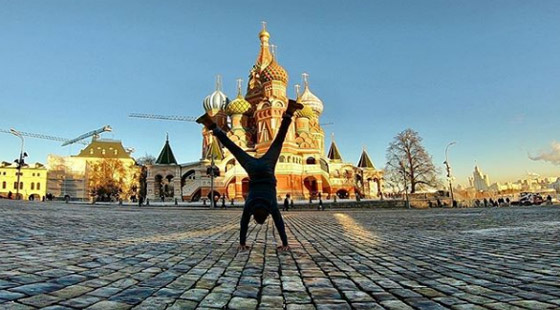 صور غريبة: العُماني فهد العبري يسافر حول العالم واقفا على يديه رأسا على عقب! صورة رقم 11