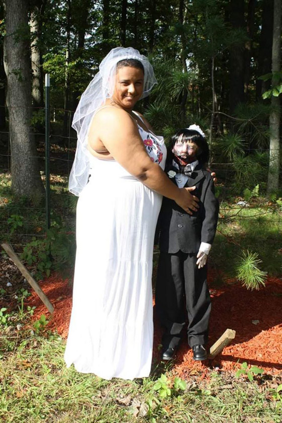  فيديو وصور: حفل زواج جنوني لمراهقة أمريكية تتزوج من دميتها الزومبي‎! صورة رقم 3
