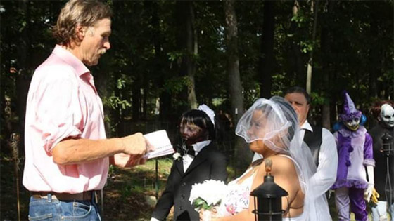  فيديو وصور: حفل زواج جنوني لمراهقة أمريكية تتزوج من دميتها الزومبي‎! صورة رقم 5