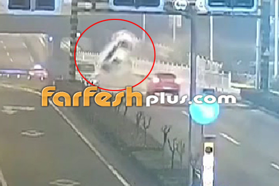 السيارة طارت كالصاروخ.. الكاميرات ترصد حادثا صادما في الصين - فيديو صورة رقم 2 السيارة طارت كالصاروخ.. الكاميرات ترصد حادثا صادما في الصين - فيديو صورة رقم 2