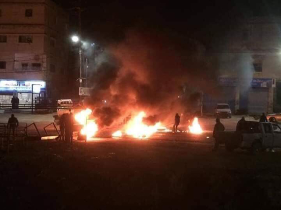 الأردن: بعد مقتل شاب عشريني، اشتباكات بالرصاص الحي بين الشرطة والمواطنين صورة رقم 1 الأردن: بعد مقتل شاب عشريني، اشتباكات بالرصاص الحي بين الشرطة والمواطنين صورة رقم 1