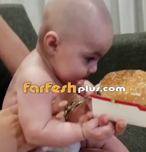 فيديو طريف.. طفلة رضيعة جائعة تحاول تناول وجبة هامبورجر (بيغ ماك)! صورة رقم 1