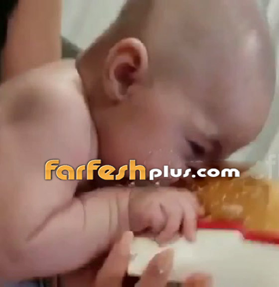 فيديو طريف.. طفلة رضيعة جائعة تحاول تناول وجبة هامبورجر (بيغ ماك)! صورة رقم 2