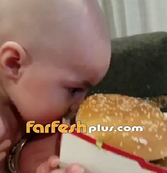 فيديو طريف.. طفلة رضيعة جائعة تحاول تناول وجبة هامبورجر (بيغ ماك)! صورة رقم 3