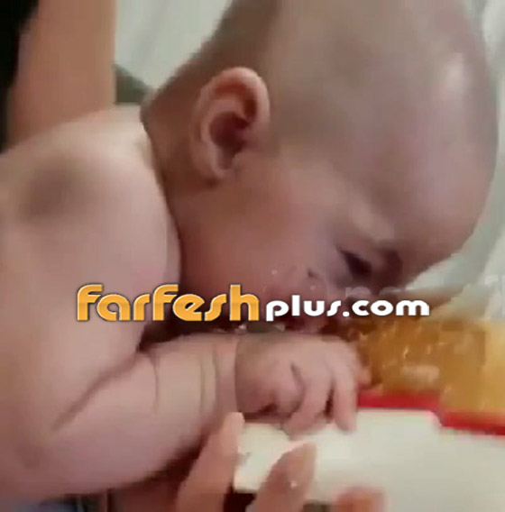 فيديو طريف.. طفلة رضيعة جائعة تحاول تناول وجبة هامبورجر (بيغ ماك)! صورة رقم 4