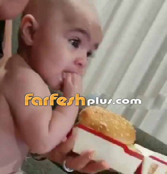 فيديو طريف.. طفلة رضيعة جائعة تحاول تناول وجبة هامبورجر (بيغ ماك)! صورة رقم 5