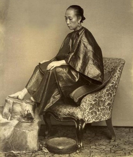 تسويد الأسنان والاستحمام بالبراز: أغرب أشياء قامت بها الفتيات لاكتساب الجمال!  صورة رقم 5