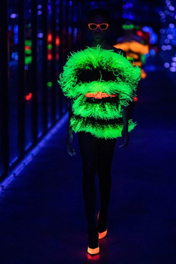 أزياء تتوهّج في الظلام.. صور لغرائب عروض الموضة في باريس صورة رقم 5 أزياء تتوهّج في الظلام.. صور لغرائب عروض الموضة في باريس صورة رقم 5