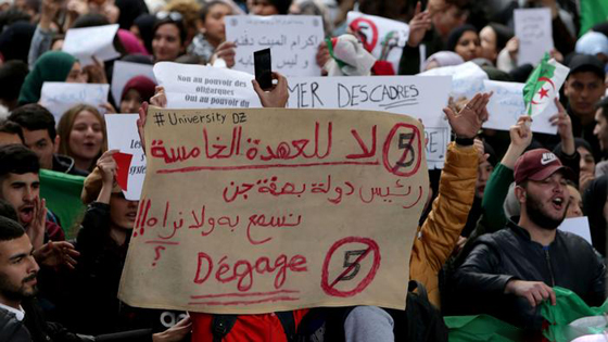 بعد استقالة بوتفليقة.. اليكم أطرف لافتتات المتظاهرين ضدّه في الجزائر صورة رقم 11