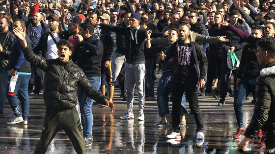 بعد استقالة بوتفليقة.. اليكم أطرف لافتتات المتظاهرين ضدّه في الجزائر صورة رقم 17