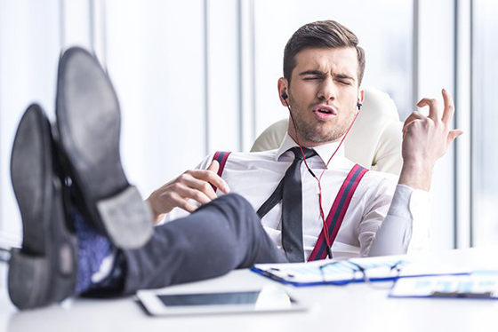 دراسة حديثة تؤكد: الموسيقى في مكان العمل تعيق أداء الموظفين وتركيزهم! صورة رقم 3