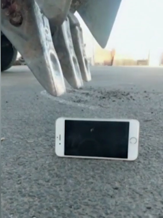 فيديو مدهش: صيني بمهارات خيالية يفعل أشياء لا تصدق بالحفارة صورة رقم 2