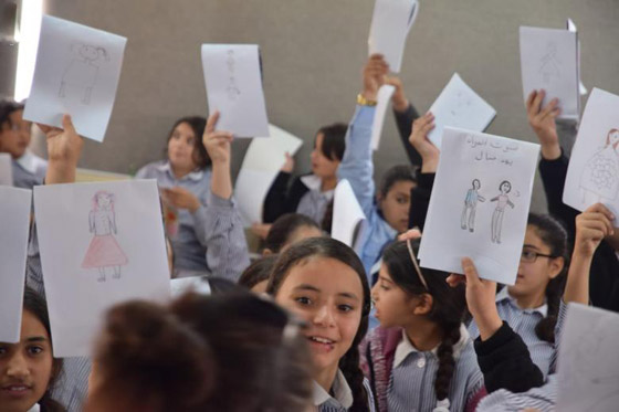 عبارة (لست حبيبتك) على أزياء مصممة فلسطينية للدفاع عن حقوق المرأة صورة رقم 6