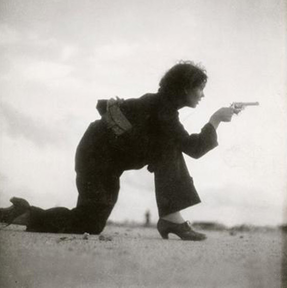 بالصور: أسماء لامعة لمصورات التقطن بعدساتهن أحداث الحروب والمظاهرات صورة رقم 1 بالصور: أسماء لامعة لمصورات التقطن بعدساتهن أحداث الحروب والمظاهرات صورة رقم 1