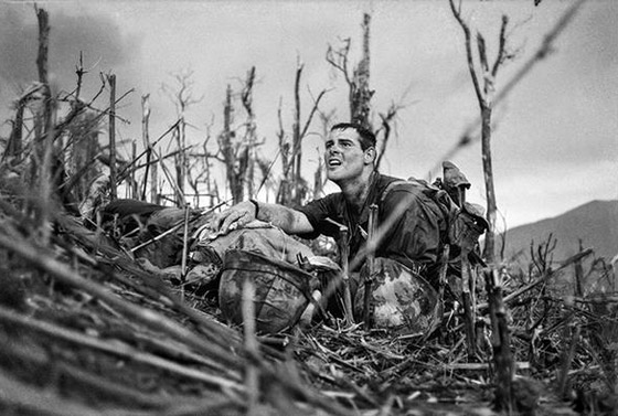 بالصور: أسماء لامعة لمصورات التقطن بعدساتهن أحداث الحروب والمظاهرات صورة رقم 6 بالصور: أسماء لامعة لمصورات التقطن بعدساتهن أحداث الحروب والمظاهرات صورة رقم 6