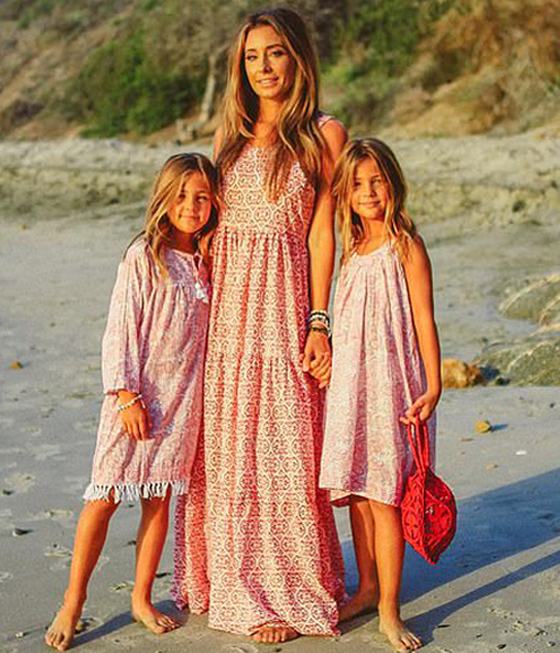 صور أجمل توأم في العالم، وانتقاد والدتهما بسبب إفساد طفولتهما صورة رقم 7 صور أجمل توأم في العالم، وانتقاد والدتهما بسبب إفساد طفولتهما صورة رقم 7