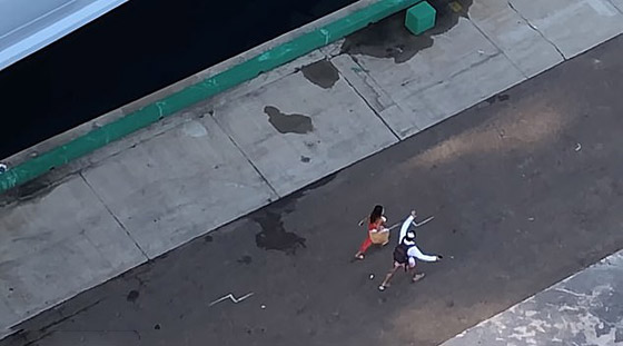 عروسان يتأخران عن موعد انطلاق سفينتهما في شهر عسلهما فيحصل الكابوس! صورة رقم 2