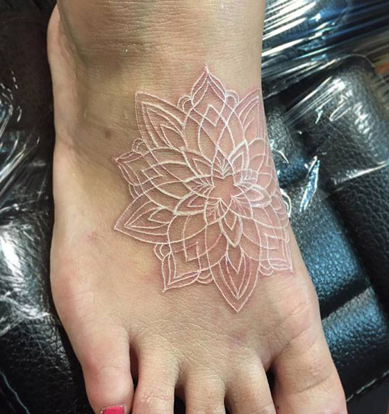 التاتو (الوشم) الأبيض موضة الموسم.. إليكم أفضل وأجمل التصاميم الرائعة صورة رقم 11