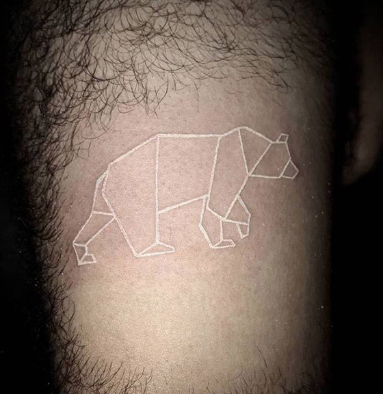 التاتو (الوشم) الأبيض موضة الموسم.. إليكم أفضل وأجمل التصاميم الرائعة صورة رقم 23