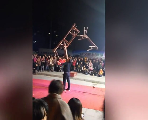 فيديو مدهش: رجل يحمل 7 مقاعد خشبية أعلى فمه  صورة رقم 2