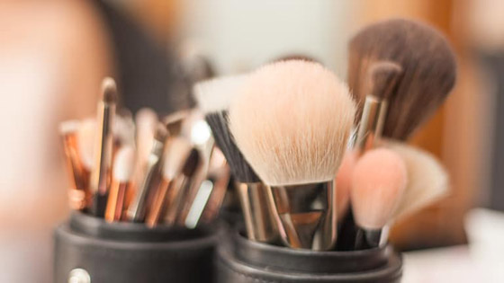 احذري.. مستحضرات التجميل تهدد البشرة بهذا المرض صورة رقم 5