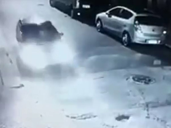 نهاية مأساوية للص حاول السطو على شرطية حسناء في الظلام! فيديو صورة رقم 1 نهاية مأساوية للص حاول السطو على شرطية حسناء في الظلام! فيديو صورة رقم 1