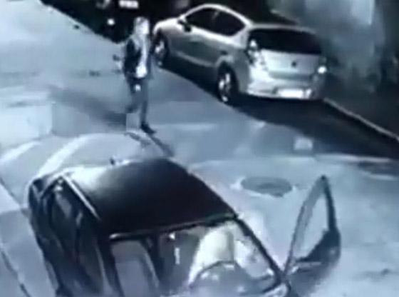 نهاية مأساوية للص حاول السطو على شرطية حسناء في الظلام! فيديو صورة رقم 2 نهاية مأساوية للص حاول السطو على شرطية حسناء في الظلام! فيديو صورة رقم 2