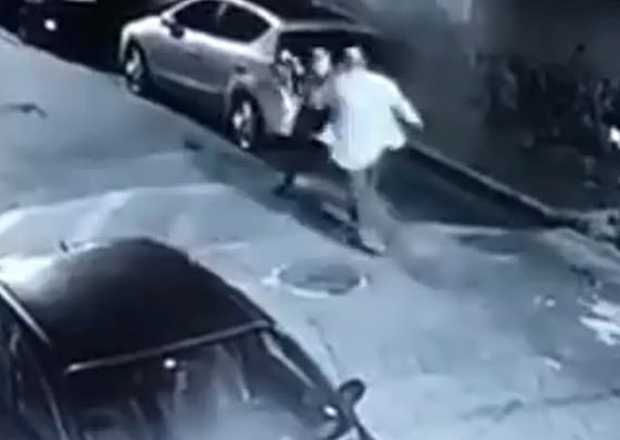 نهاية مأساوية للص حاول السطو على شرطية حسناء في الظلام! فيديو صورة رقم 3 نهاية مأساوية للص حاول السطو على شرطية حسناء في الظلام! فيديو صورة رقم 3